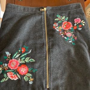 Grey skirt with flower details